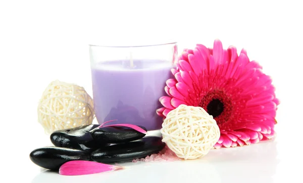 Piedras de spa, gerberas y velas aisladas en blanco —  Fotos de Stock