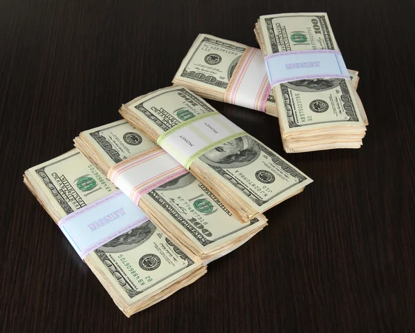 Στοίβες χρημάτων σε ξύλινο τραπέζι — Φωτογραφία Αρχείου