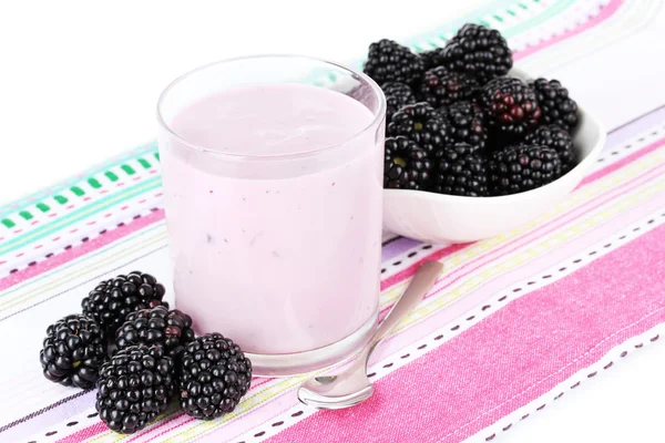 Сладкая ежевика с йогуртом на столе крупным планом — стоковое фото