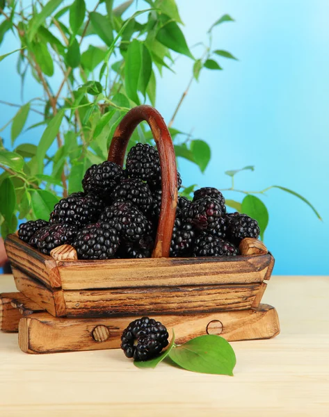 Amoras maduras em cesta na mesa de madeira no fundo natural — Fotografia de Stock