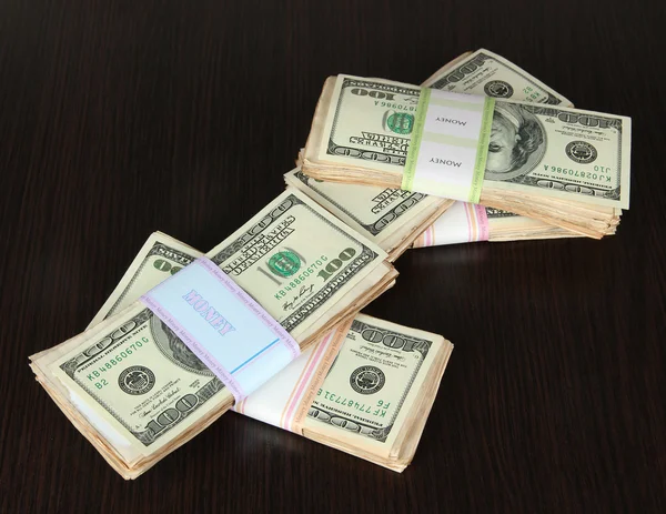 Pilhas de dinheiro na mesa de madeira — Fotografia de Stock