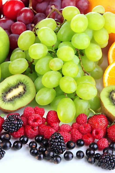 Frutas y bayas frescas de cerca —  Fotos de Stock