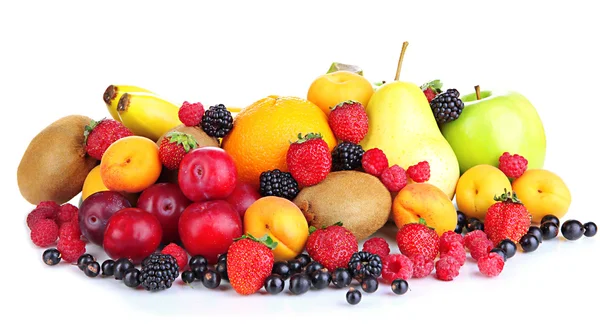 Färska frukter och bär isolerade på vitt — Stockfoto