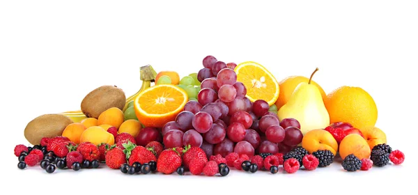 Frutas frescas e bagas isoladas em branco — Fotografia de Stock