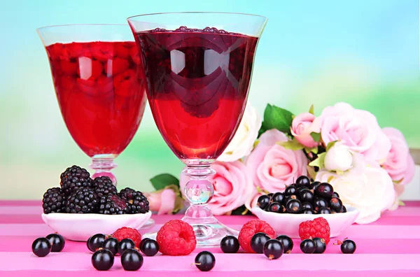 Jelly with fresh berries on pink wooden table — Stock Photo, Image