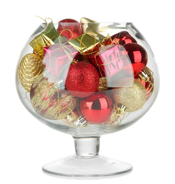 Cuenco de vidrio lleno de decoraciones navideñas, aislado en blanco — Foto de Stock