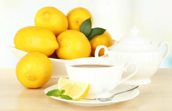 Arka planda limonlu bir fincan çay. — Stok fotoğraf