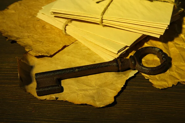 Starožitný klíč a písmena na tmavém pozadí — ストック写真