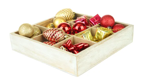 Caja de madera llena de decoraciones navideñas, aislada en blanco Imágenes De Stock Sin Royalties Gratis