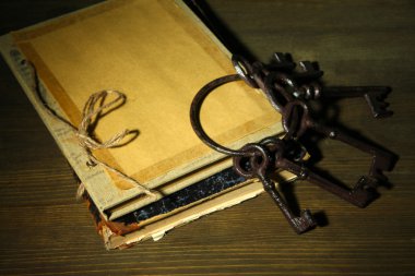 antika anahtarları ve koyu arka plan üzerinde kitap