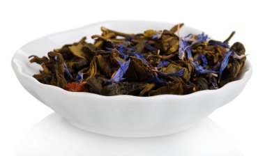 Yeşil kuru çay yaprakları üzerinde beyaz izole plaka