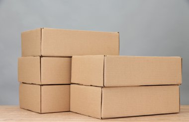 parsel kutuları gri arka plan üzerinde ahşap tablo