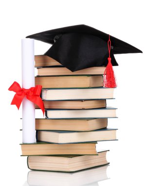 grad şapka ile diploma ve üzerinde beyaz izole kitap