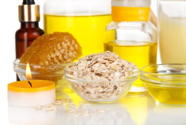 yağlar ve üzerinde beyaz izole bal kokulu bal spa