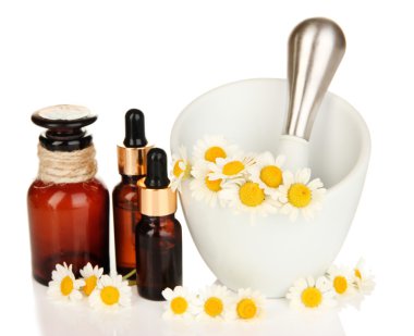 esans ve papatya çiçekleri beyaz izole harcı