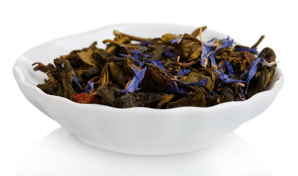 Hojas de té verde seco en plato aislado sobre blanco — Foto de Stock
