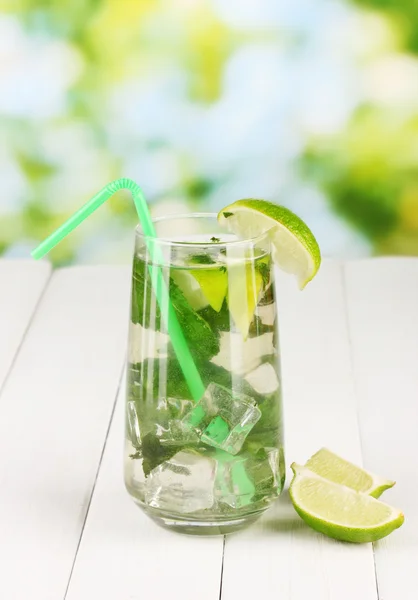 Mojito na mesa de madeira sobre fundo brilhante — Fotografia de Stock