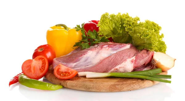 Carne cruda y verduras en una tabla de madera aislada en blanco —  Fotos de Stock