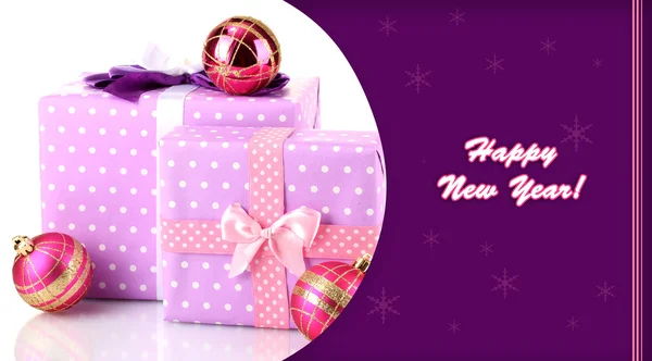Bunte lila Geschenke mit Weihnachtskugeln isoliert auf weiß — Stockfoto