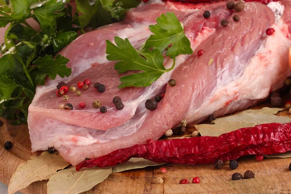 Syrové maso a zelenina na dřevěném prkénku closeup — Stock fotografie
