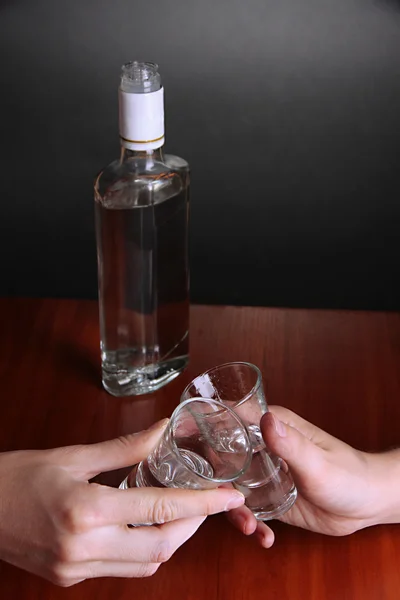 Betrunkener trinkt Wodka aus nächster Nähe — Stockfoto