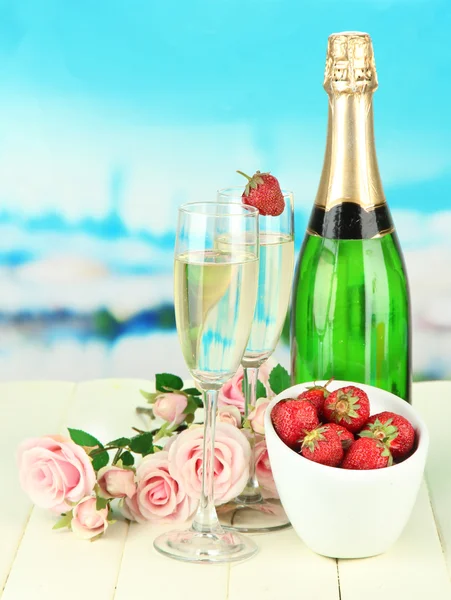 Romântico ainda vida com champanhe, morango e rosa rosas, em fundo brilhante — Fotografia de Stock