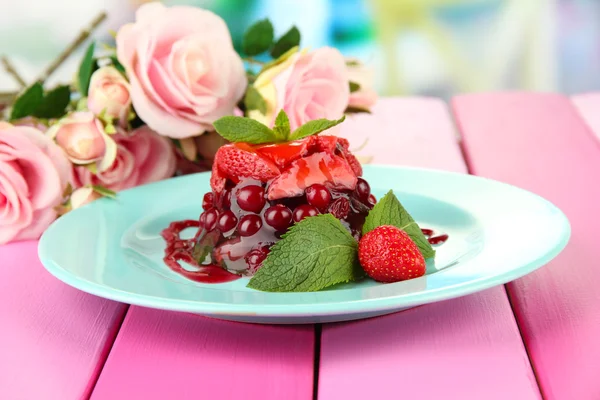 Dessert de gelée savoureux avec des baies fraîches, sur fond lumineux — Photo