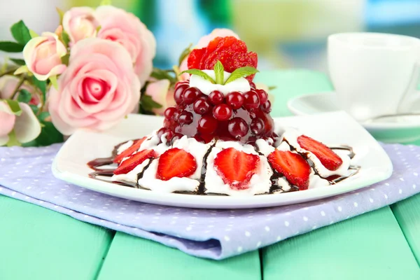 Sabroso postre de gelatina con bayas frescas, sobre fondo brillante — Foto de Stock