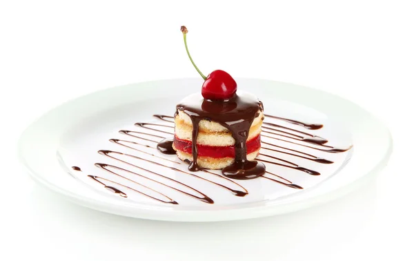 Смачний бісквітний торт з шоколадом і ягодою на тарілці, ізольований на білому — стокове фото