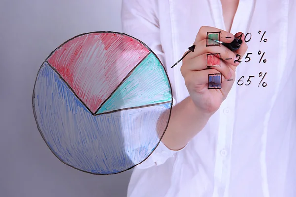 Жінка малює графіку на склі на сірому фоні — стокове фото