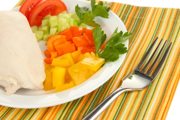 Варена куряча грудка на тарілці з овочами крупним планом — стокове фото