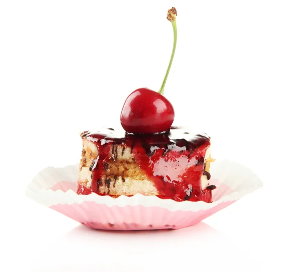Смачний бісквітний торт з джемом і ягодою на тарілці, ізольований на білому — стокове фото