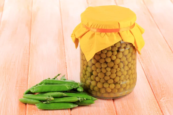 Green peas on wooden background — Stock Photo, Image