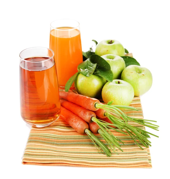 Gläser mit Saft, Äpfeln und Karotten, isoliert auf weiß — Stockfoto