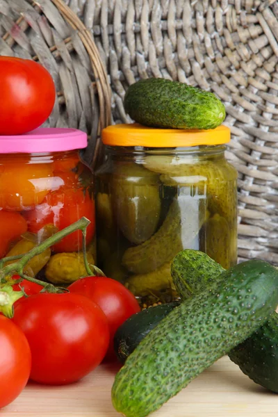 Verduras frescas y enlatadas en la mesa de cerca —  Fotos de Stock
