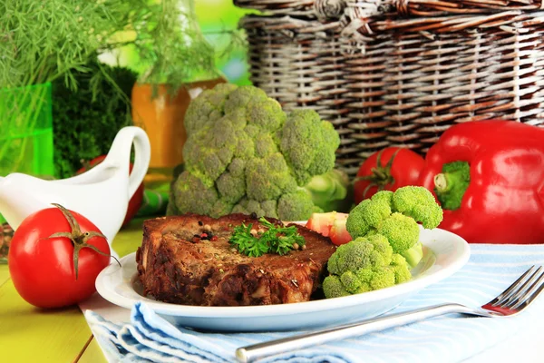 Trozo de carne frita en el plato en la mesa de madera de cerca —  Fotos de Stock