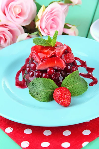 Tasty jelly dessert with fresh berries, on bright background — Stock Photo, Image