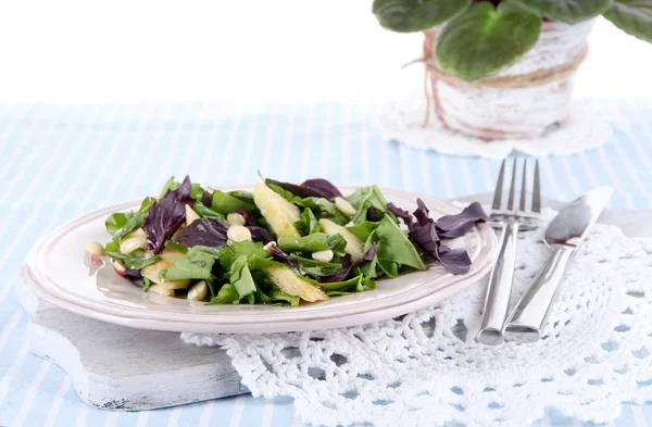 Salade légère sur assiette sur serviette — Photo