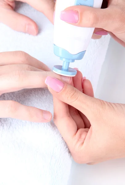Man doen manicure in salon — Stockfoto