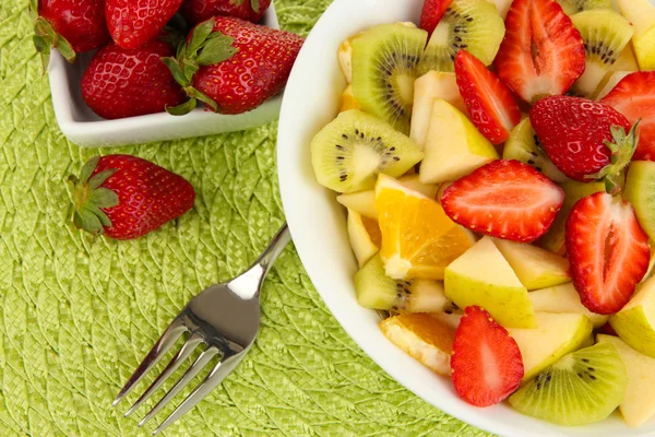 Useful fruit salad of fresh fruits and berries in bowl on napkin close-up — Stock Photo, Image