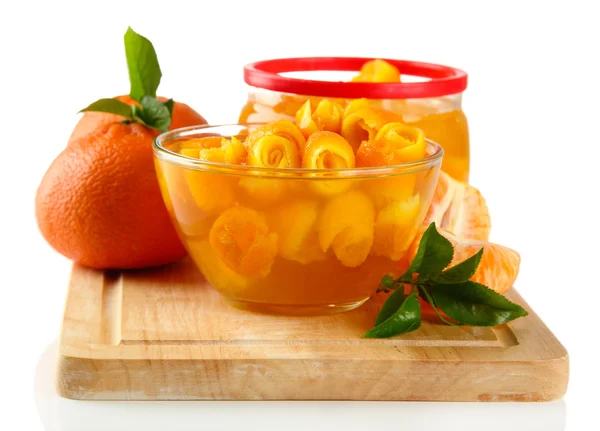 Mermelada naranja con ralladura y mandarinas en escritorio de madera, aislada en blanco —  Fotos de Stock
