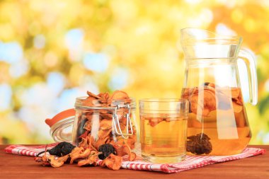 karışık Kuruyemiş banka ve doğal zemin üzerine ahşap masa üzerinde kurutulmuş meyve kompostosu