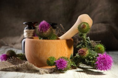 ilaç şişeleri ve harç ile thistle çiçek