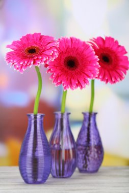 Vazo ahşap masa üstünde güzel pembe gerbera çiçekleri