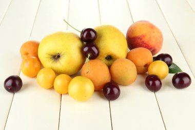 aydınlık yaz meyve üzerinde ahşap masa yakın çekim