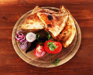 Pizza calzones ahşap masa ahşap tahta üzerinde