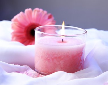 çiçek beyaz kumaş üzerine ile güzel mum yakın çekim