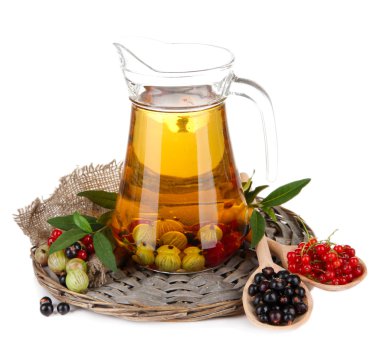 Komposto üzerinde beyaz izole farklı yaz meyveleri ile cam sürahi