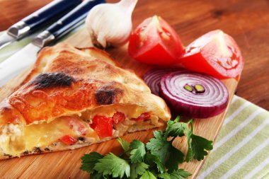 Pizza calzone peçete ahşap masa üzerinde ahşap tahta üzerinde