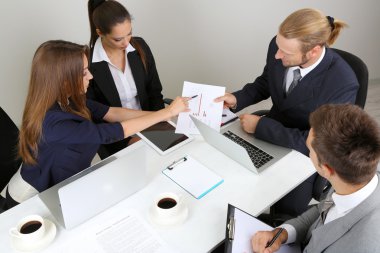 Grup birlikte toplantı olan iş adamları